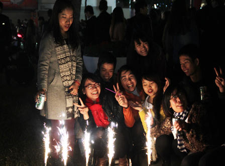 Tưng bừng lễ hội đếm ngược đón năm mới ở Hà Nội