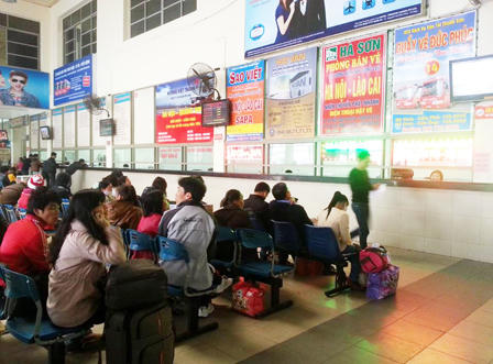 Khó mua vé tàu, nhiều khách chuyển sang đi ô tô