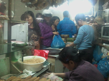 Tiền eo hẹp, người Hà Nội không còn chen mua đặc sản Tết