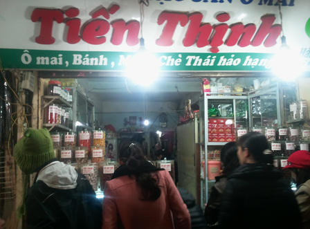 Tiền eo hẹp, người Hà Nội không còn chen mua đặc sản Tết