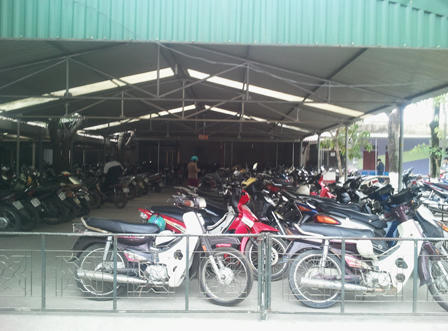 Ga Vinh tấp nập người dân xếp hàng mua vé