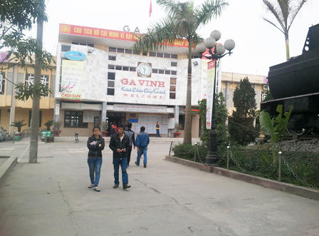 Ga Vinh tấp nập người dân xếp hàng mua vé