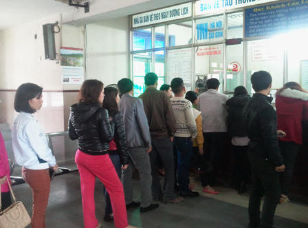 Ga Vinh tấp nập người dân xếp hàng mua vé