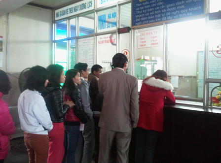 Ga Vinh tấp nập người dân xếp hàng mua vé