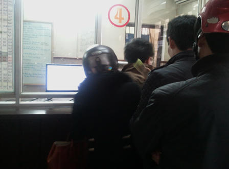 Ga Vinh tấp nập người dân xếp hàng mua vé