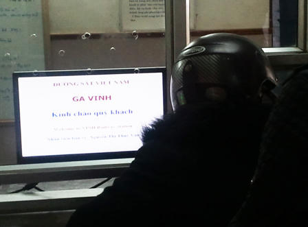 Ga Vinh tấp nập người dân xếp hàng mua vé