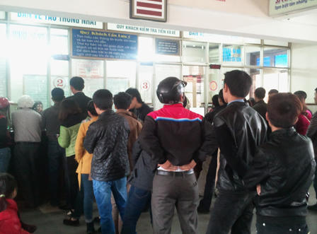 Ga Vinh tấp nập người dân xếp hàng mua vé