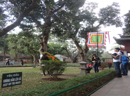 Làm dáng chụp ảnh “vô tội vạ” trong Văn Miếu - Quốc Tử Giám