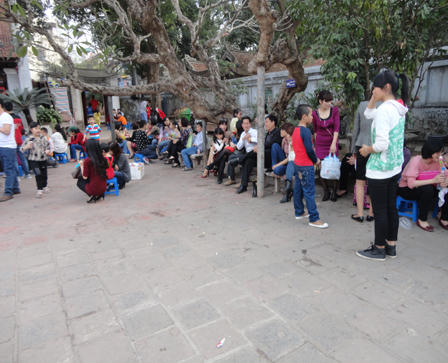 Làm dáng chụp ảnh “vô tội vạ” trong Văn Miếu - Quốc Tử Giám