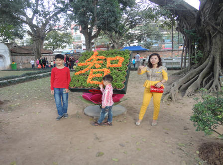 Làm dáng chụp ảnh “vô tội vạ” trong Văn Miếu - Quốc Tử Giám