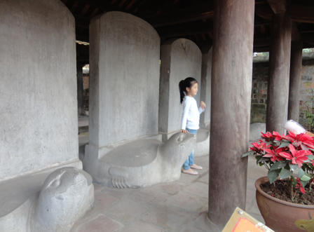 Làm dáng chụp ảnh “vô tội vạ” trong Văn Miếu - Quốc Tử Giám