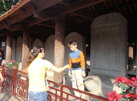 Làm dáng chụp ảnh “vô tội vạ” trong Văn Miếu - Quốc Tử Giám