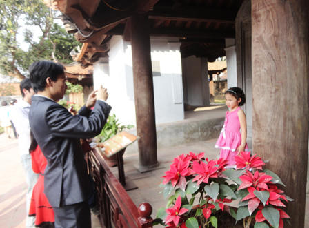 Làm dáng chụp ảnh “vô tội vạ” trong Văn Miếu - Quốc Tử Giám