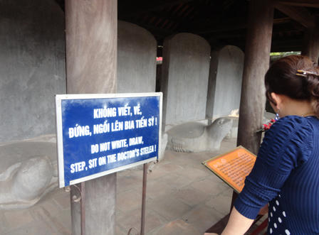 Làm dáng chụp ảnh “vô tội vạ” trong Văn Miếu - Quốc Tử Giám