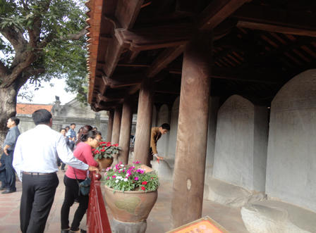 Làm dáng chụp ảnh “vô tội vạ” trong Văn Miếu - Quốc Tử Giám