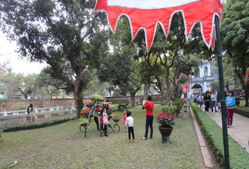 Làm dáng chụp ảnh “vô tội vạ” trong Văn Miếu - Quốc Tử Giám