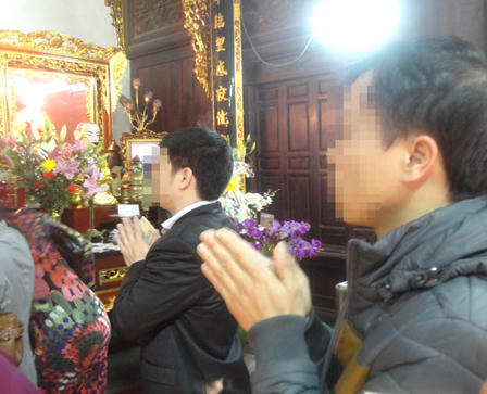 Trai Hà thành tấp nập đi cầu duyên đầu năm