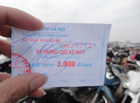 Xót lòng rút ví trả tiền gửi xe đi lễ đầu năm