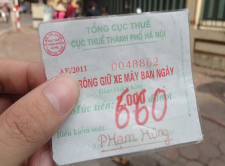 Xót lòng rút ví trả tiền gửi xe đi lễ đầu năm