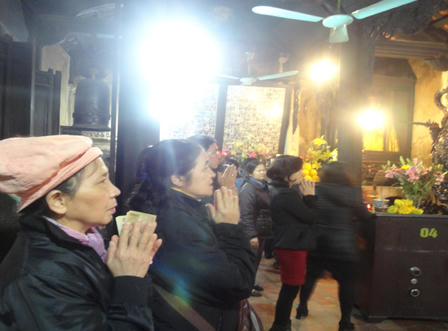 Tấp nập về chùa Phúc Khánh đăng ký cầu an, giải hạn