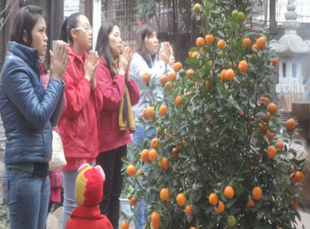 Tấp nập về chùa Phúc Khánh đăng ký cầu an, giải hạn