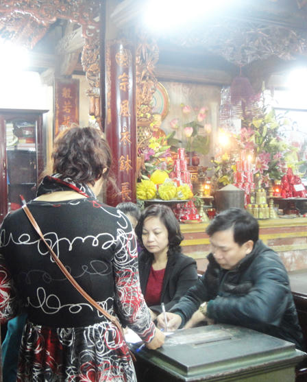 Tấp nập về chùa Phúc Khánh đăng ký cầu an, giải hạn