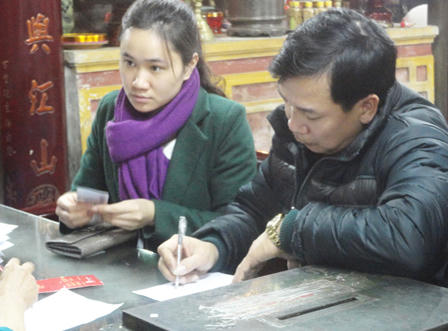 Tấp nập về chùa Phúc Khánh đăng ký cầu an, giải hạn