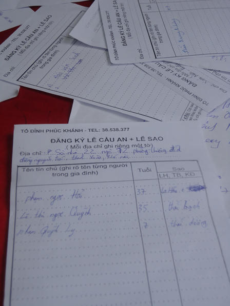 Tấp nập về chùa Phúc Khánh đăng ký cầu an, giải hạn