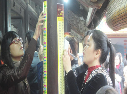 Tấp nập về chùa Phúc Khánh đăng ký cầu an, giải hạn