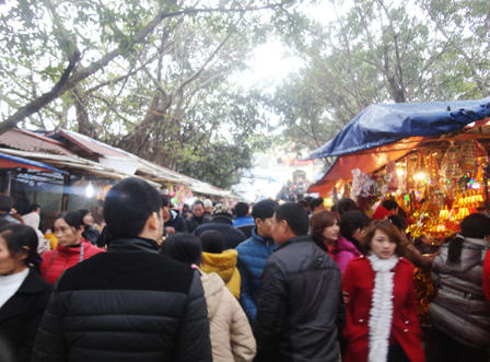 Ùn ùn đổ về đền Bà Chúa Kho vay nợ