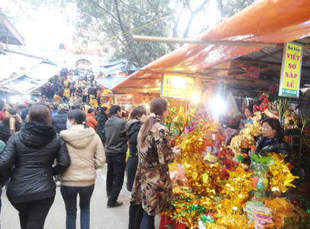 Ùn ùn đổ về đền Bà Chúa Kho vay nợ