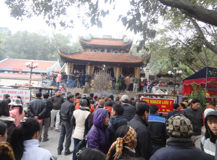 Ùn ùn đổ về đền Bà Chúa Kho vay nợ