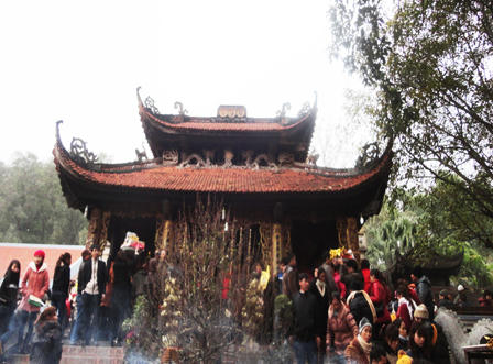 Ùn ùn đổ về đền Bà Chúa Kho vay nợ