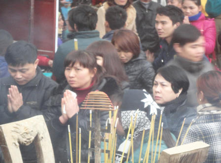 Ùn ùn đổ về đền Bà Chúa Kho vay nợ