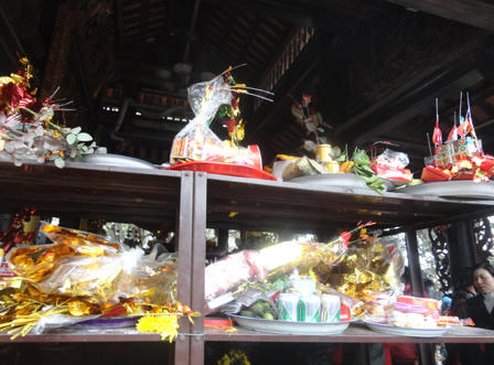 Ùn ùn đổ về đền Bà Chúa Kho vay nợ