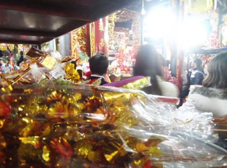 Ùn ùn đổ về đền Bà Chúa Kho vay nợ