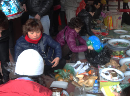 Ùn ùn đổ về đền Bà Chúa Kho vay nợ