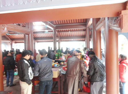 Ùn ùn đổ về đền Bà Chúa Kho vay nợ