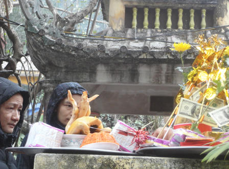 Ùn ùn đổ về đền Bà Chúa Kho vay nợ