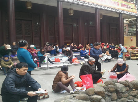 Hàng nghìn người “xí” chỗ chờ Lễ cầu an trong gió lạnh