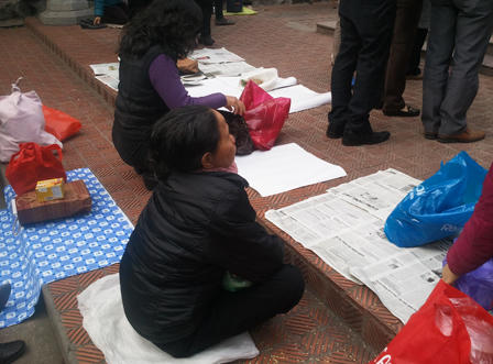 Hàng nghìn người “xí” chỗ chờ Lễ cầu an trong gió lạnh