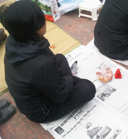 Hàng nghìn người “xí” chỗ chờ Lễ cầu an trong gió lạnh