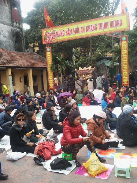 Hàng nghìn người “xí” chỗ chờ Lễ cầu an trong gió lạnh