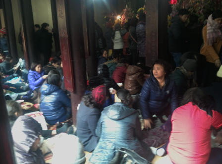 Hàng nghìn người “xí” chỗ chờ Lễ cầu an trong gió lạnh