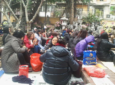 Hàng nghìn người “xí” chỗ chờ Lễ cầu an trong gió lạnh