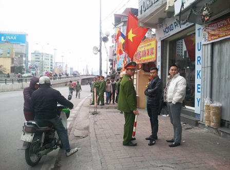 Hàng nghìn người “xí” chỗ chờ Lễ cầu an trong gió lạnh