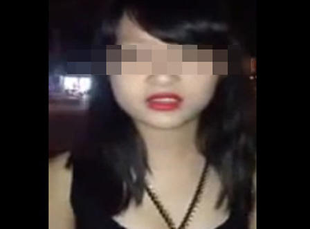 Mâu thuẫn trên Facebook, nữ sinh bị đánh dằn mặt giữa đường