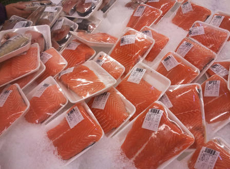 Cá chết trắng, thuỷ sản hôi thối đầy rẫy trong siêu thị Metro