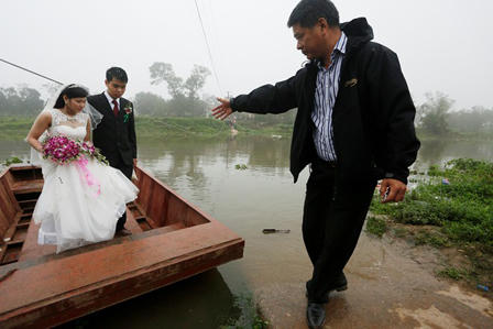 Cám cảnh: cô dâu Hà Nội kéo dây chèo thuyền về nhà chồng 