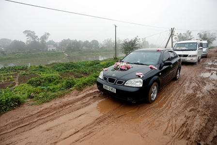 Cám cảnh: cô dâu Hà Nội kéo dây chèo thuyền về nhà chồng 